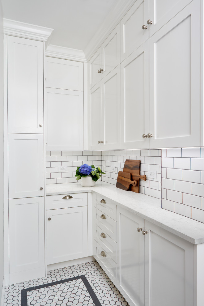 Foto på ett mellanstort vintage vit kök, med en undermonterad diskho, skåp i shakerstil, vita skåp, bänkskiva i kvarts, vitt stänkskydd, stänkskydd i tunnelbanekakel, rostfria vitvaror, klinkergolv i porslin och vitt golv