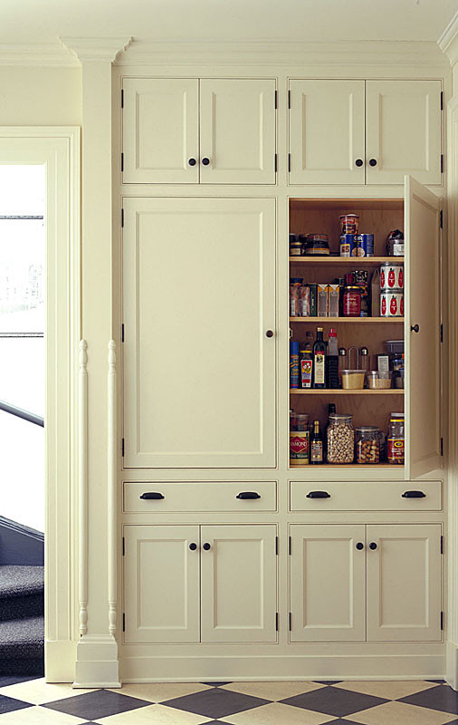 Kitchen - traditional kitchen idea in Burlington