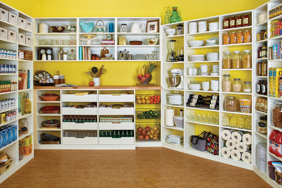 Modelo de cocina contemporánea de tamaño medio con despensa, armarios abiertos, puertas de armario blancas, suelo de madera en tonos medios y suelo marrón