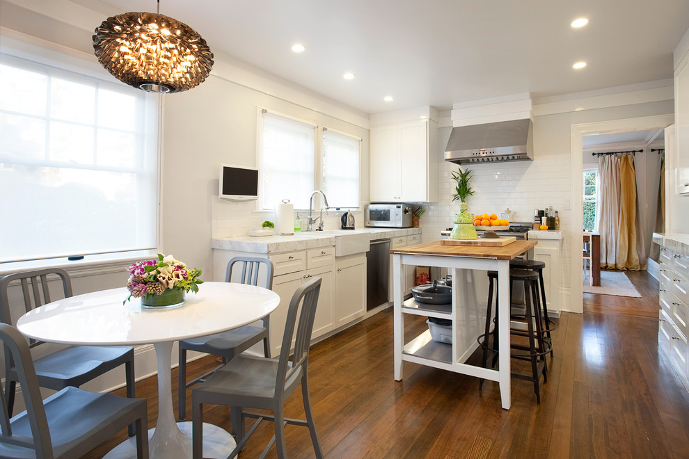 Klassische Wohnküche in U-Form mit Landhausspüle, weißen Schränken, Küchenrückwand in Weiß und Rückwand aus Metrofliesen in San Francisco