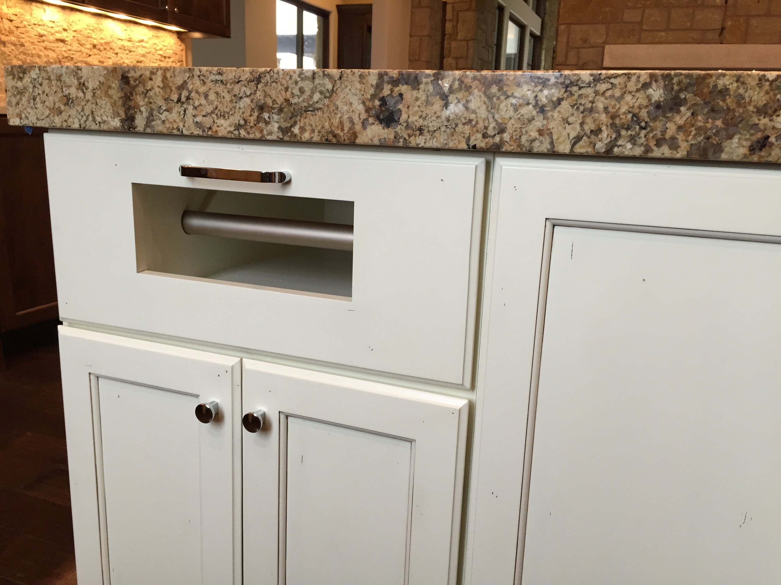 https://st.hzcdn.com/simgs/pictures/kitchens/paper-towel-drawer-closed-unico-design-cabinetry-llc-img~40118ec304f38a31_14-7144-1-8499e3b.jpg
