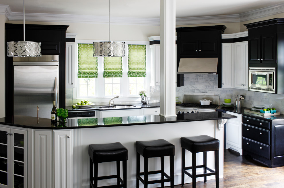 Inspiration för ett avskilt, mellanstort funkis u-kök, med en dubbel diskho, luckor med upphöjd panel, svarta skåp, bänkskiva i kvarts, grått stänkskydd, stänkskydd i stenkakel, rostfria vitvaror, mellanmörkt trägolv och en köksö