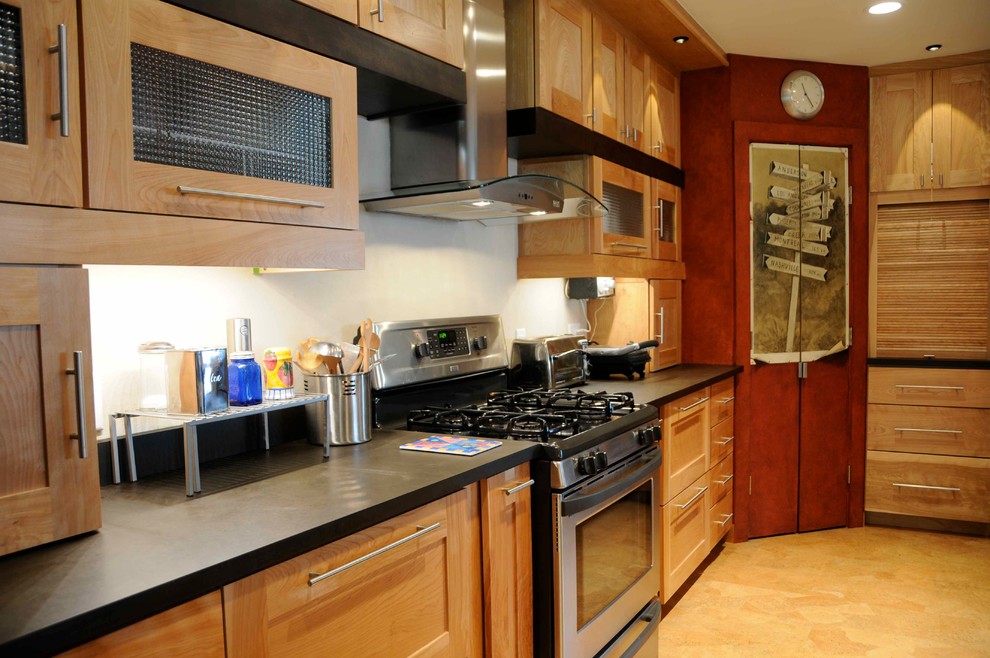 Große Moderne Küche mit Schrankfronten im Shaker-Stil, hellen Holzschränken, Speckstein-Arbeitsplatte, Küchengeräten aus Edelstahl, Kücheninsel, Korkboden und Doppelwaschbecken in Burlington