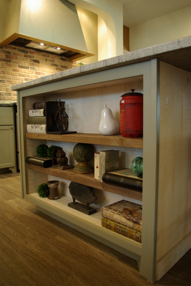 Exempel på ett eklektiskt kök, med en rustik diskho, granitbänkskiva, vinylgolv och en köksö
