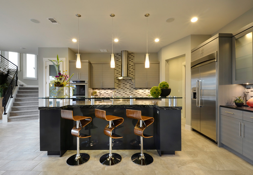 Moderne Küche mit Küchengeräten aus Edelstahl in Austin