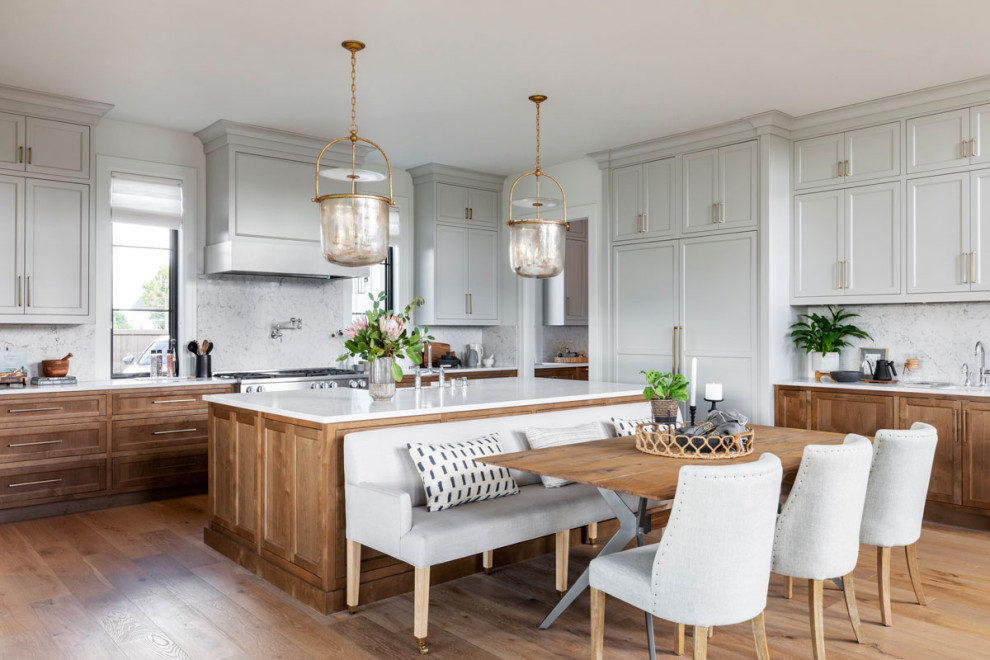 Esempio di una cucina classica con ante in stile shaker, ante grigie, paraspruzzi bianco, elettrodomestici in acciaio inossidabile, pavimento in legno massello medio e top bianco