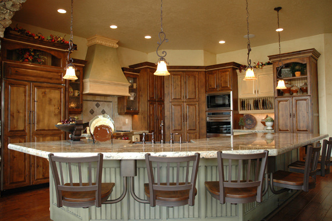 Idéer för att renovera ett mellanstort rustikt kök, med luckor med upphöjd panel, beige stänkskydd, stänkskydd i stenkakel, en köksö, en rustik diskho, skåp i mörkt trä, granitbänkskiva, integrerade vitvaror och mörkt trägolv