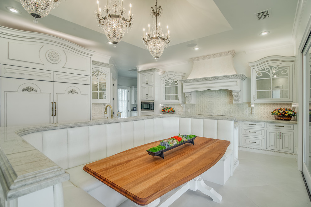 Moderne Küche mit Marmor-Arbeitsplatte und Rückwand aus Steinfliesen in Austin