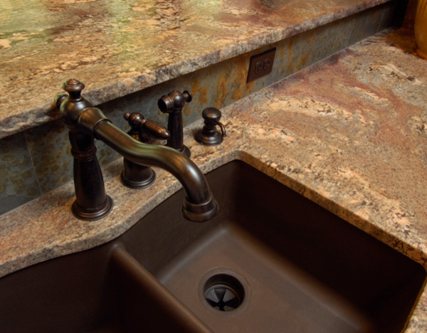 Mittelgroße Urige Küche mit Doppelwaschbecken, Granit-Arbeitsplatte, bunter Rückwand und Rückwand aus Steinfliesen in Denver