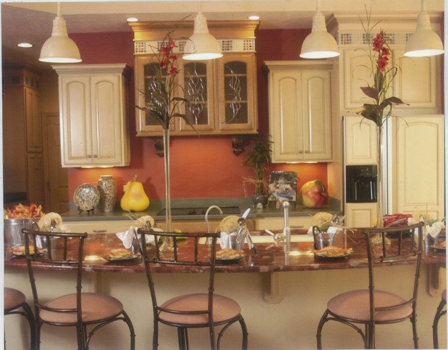 Cette image montre une cuisine bohème avec un placard avec porte à panneau surélevé et des portes de placard blanches.