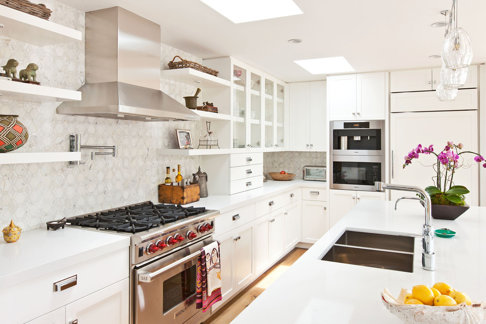 Exempel på ett modernt kök, med öppna hyllor, vita skåp, vitt stänkskydd och integrerade vitvaror