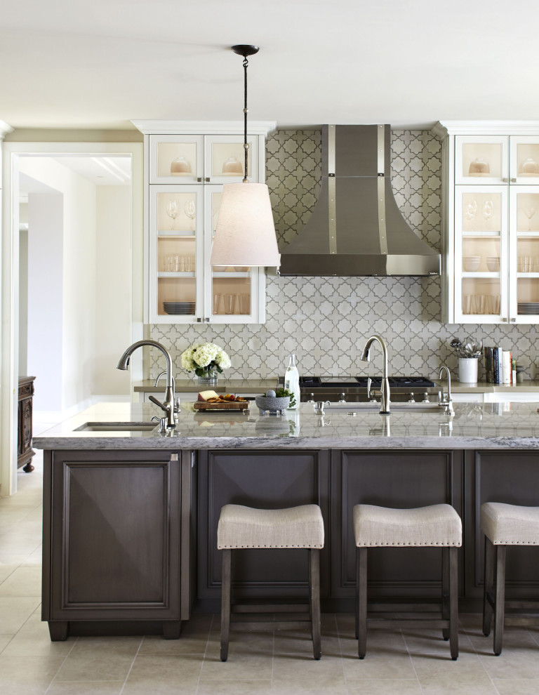 Zweizeilige Klassische Küche mit Schrankfronten im Shaker-Stil, dunklen Holzschränken, Küchenrückwand in Grau, Kücheninsel, grauem Boden und grauer Arbeitsplatte in Phoenix