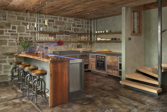 Inspiration för ett litet rustikt u-kök, med en integrerad diskho, släta luckor, skåp i slitet trä, bänkskiva i betong, flerfärgad stänkskydd, integrerade vitvaror och betonggolv