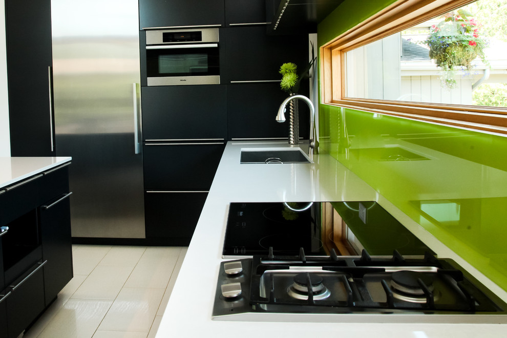 Esempio di una grande cucina contemporanea con lavello a doppia vasca, ante lisce, ante nere, top in quarzo composito, paraspruzzi verde, paraspruzzi con lastra di vetro, elettrodomestici in acciaio inossidabile e pavimento in gres porcellanato