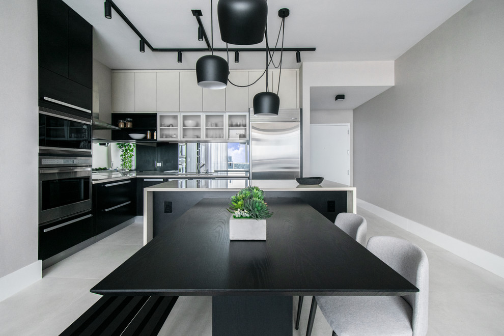 Inspiration för stora moderna beige kök, med en enkel diskho, släta luckor, svarta skåp, bänkskiva i kvartsit, stänkskydd med metallisk yta, rostfria vitvaror, klinkergolv i porslin, en köksö och grått golv