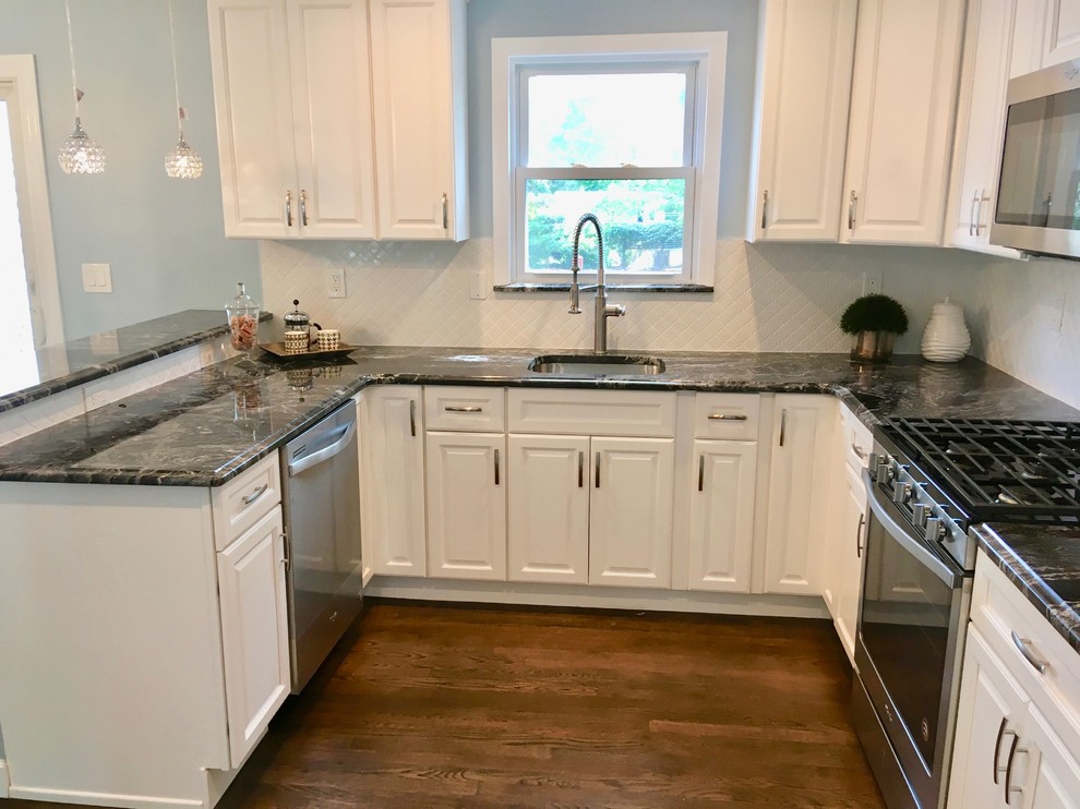 Modelo de cocina comedor moderna pequeña con puertas de armario blancas, electrodomésticos de acero inoxidable y suelo azul