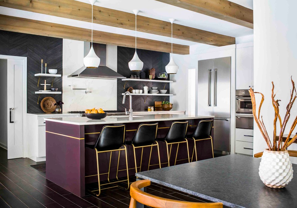 アトランタにあるコンテンポラリースタイルのおしゃれなキッチン (アンダーカウンターシンク、フラットパネル扉のキャビネット、紫のキャビネット、クオーツストーンカウンター、黒いキッチンパネル、シルバーの調理設備、黒い床) の写真