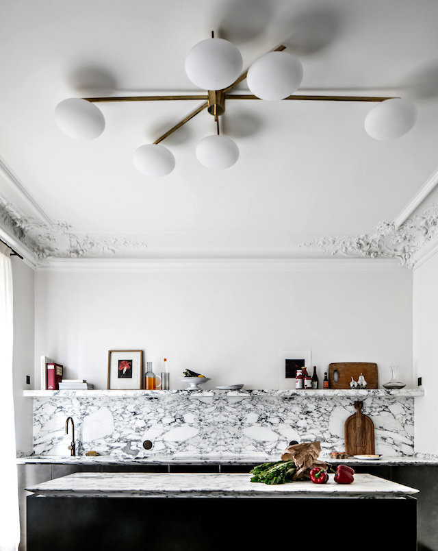 Foto di una cucina nordica di medie dimensioni con ante in legno bruno, top in marmo, paraspruzzi bianco e paraspruzzi in marmo