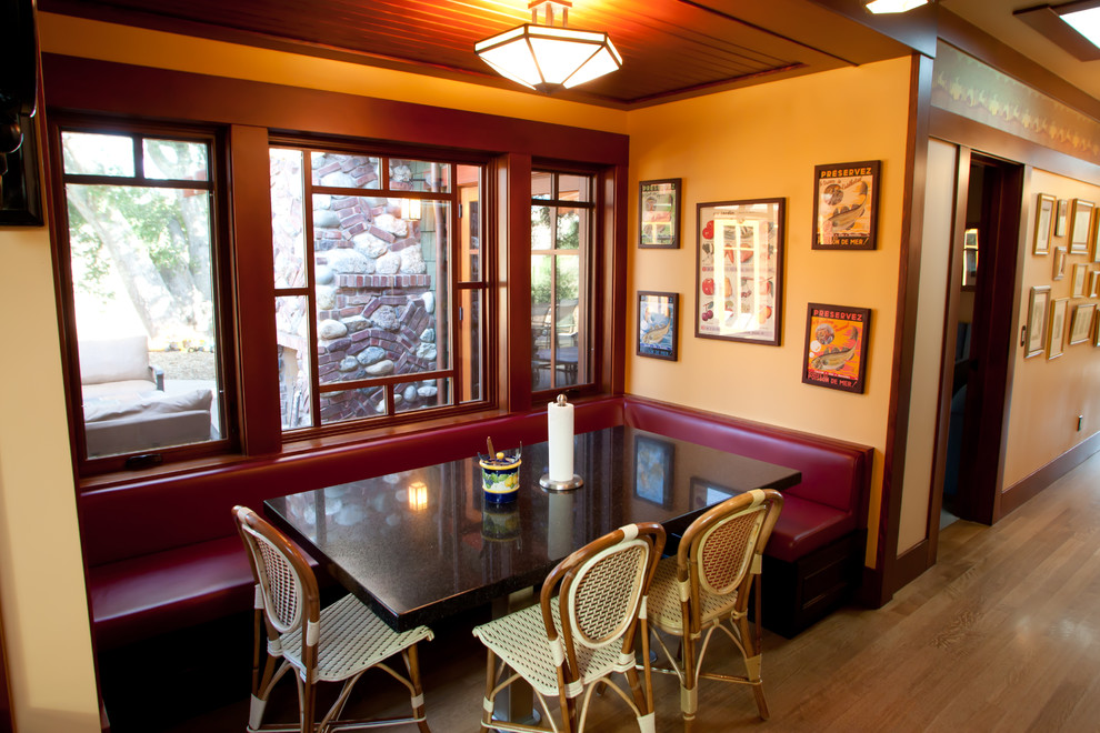 Cette photo montre une grande salle à manger ouverte sur le salon éclectique avec parquet foncé.
