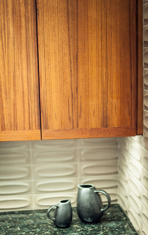 Foto di una piccola cucina parallela minimalista chiusa con ante lisce, ante in legno scuro, top in granito, paraspruzzi grigio e paraspruzzi con piastrelle in ceramica