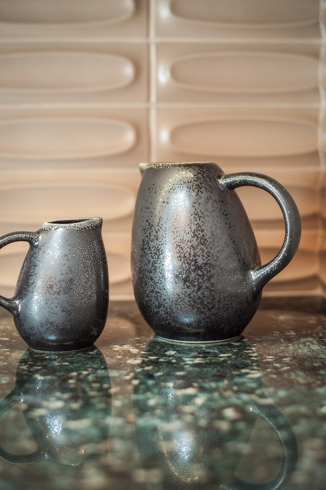 Esempio di una piccola cucina parallela moderna chiusa con ante lisce, ante in legno scuro, top in granito, paraspruzzi grigio e paraspruzzi con piastrelle in ceramica
