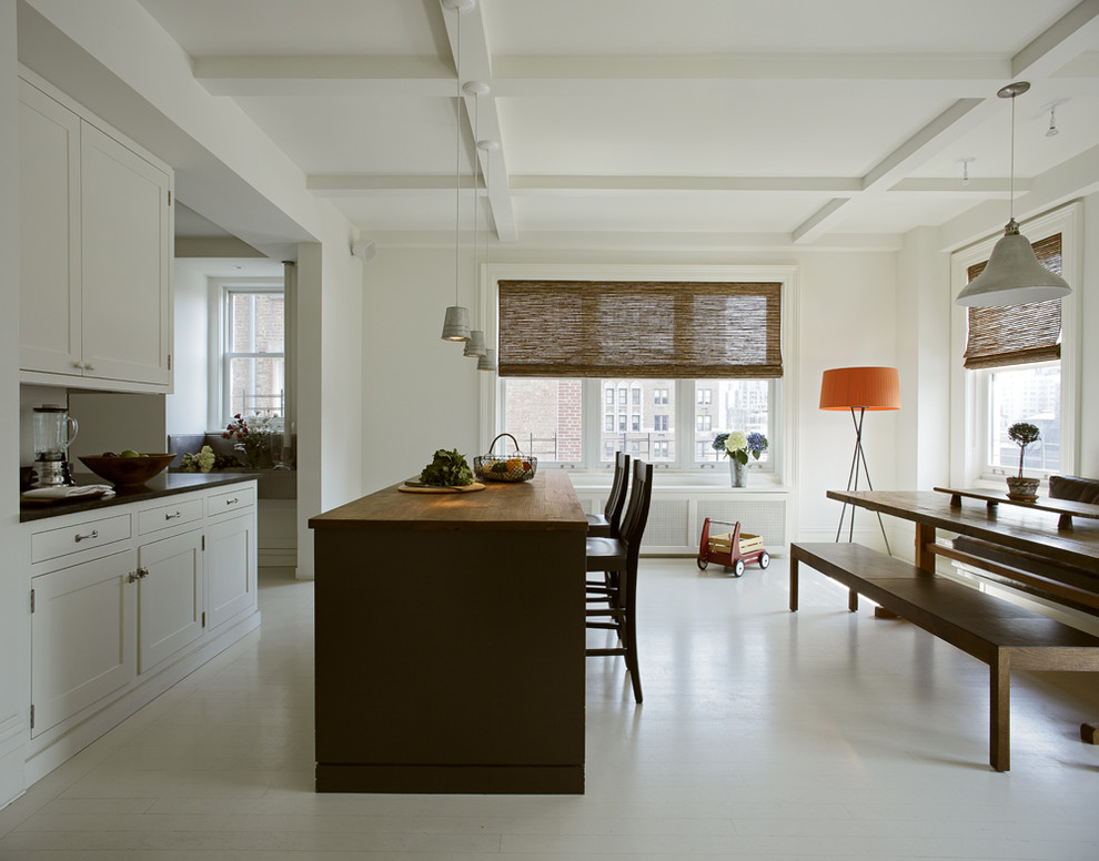 Moderne Wohnküche mit Schrankfronten im Shaker-Stil und weißen Schränken in New York