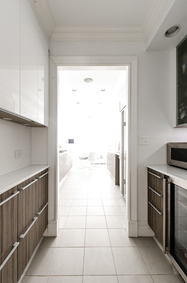 Стильный дизайн: кухня среднего размера в стиле модернизм - последний тренд