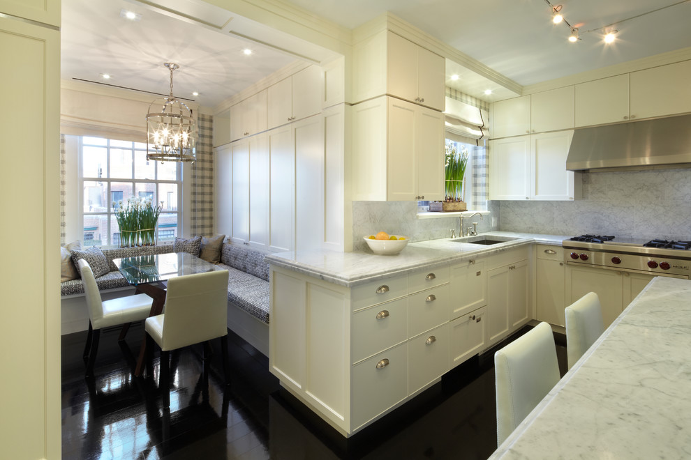 Klassische Küche mit Doppelwaschbecken, Schrankfronten mit vertiefter Füllung, weißen Schränken, Küchenrückwand in Weiß und Rückwand aus Stein in New York