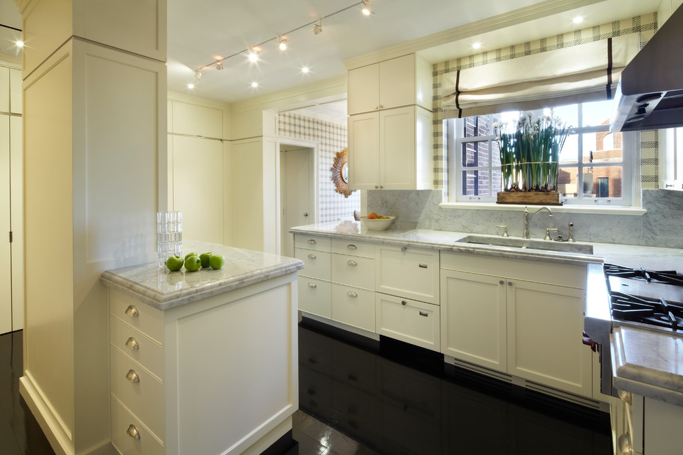 На фото: кухня в классическом стиле с двойной мойкой, фасадами с утопленной филенкой и белыми фасадами