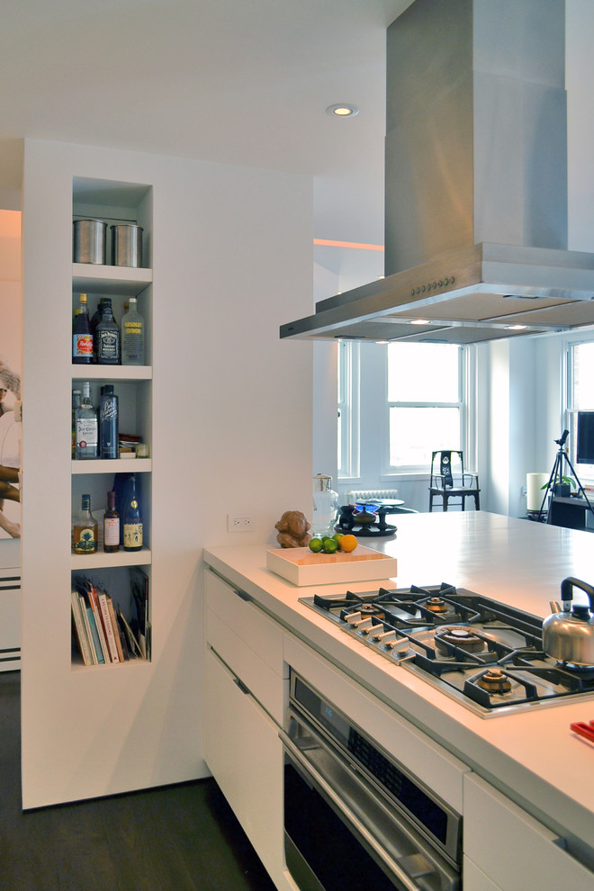 Immagine di una cucina minimal con ante bianche, elettrodomestici in acciaio inossidabile e ante lisce