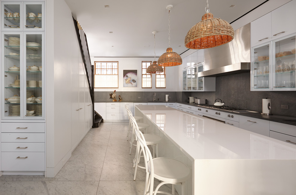 Große Moderne Küche in L-Form mit flächenbündigen Schrankfronten, weißen Schränken und Kücheninsel in New York