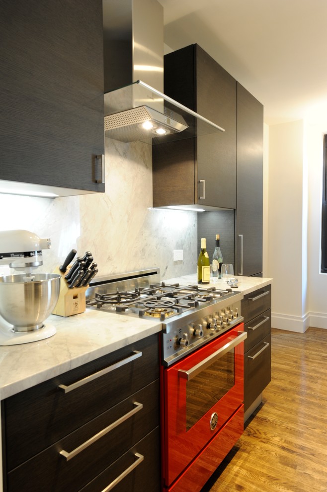 Esempio di una cucina minimalista con lavello sottopiano, ante lisce, ante in legno bruno, top in quarzite, paraspruzzi bianco, paraspruzzi in lastra di pietra e elettrodomestici colorati