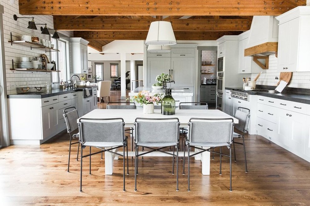 Immagine di una cucina chic con lavello stile country, ante in stile shaker, paraspruzzi bianco, paraspruzzi con piastrelle diamantate e pavimento in legno massello medio