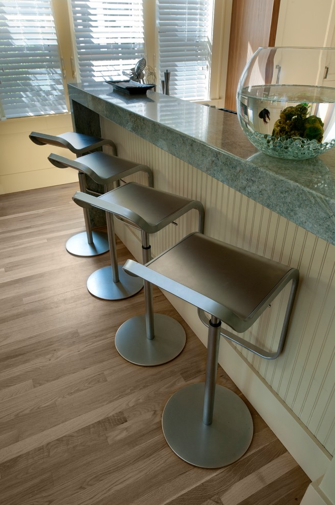 Foto på ett mellanstort amerikanskt kök, med en undermonterad diskho, luckor med infälld panel, vita skåp, marmorbänkskiva, grönt stänkskydd, stänkskydd i keramik, rostfria vitvaror, ljust trägolv och en halv köksö