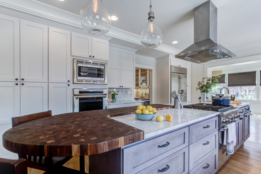 Immagine di una grande cucina chic con ante in stile shaker, ante grigie, top in marmo, elettrodomestici in acciaio inossidabile, parquet chiaro e pavimento beige