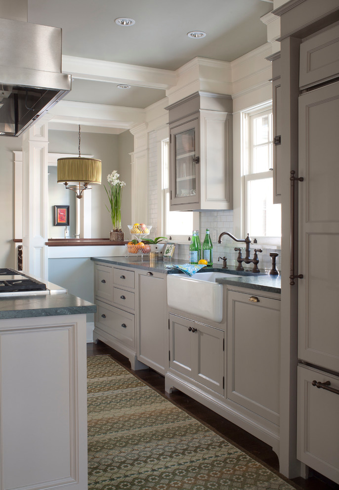 Источник вдохновения для домашнего уюта: кухня в стиле неоклассика (современная классика) с фасадами с утопленной филенкой, серыми фасадами, белым фартуком и фартуком из плитки кабанчик