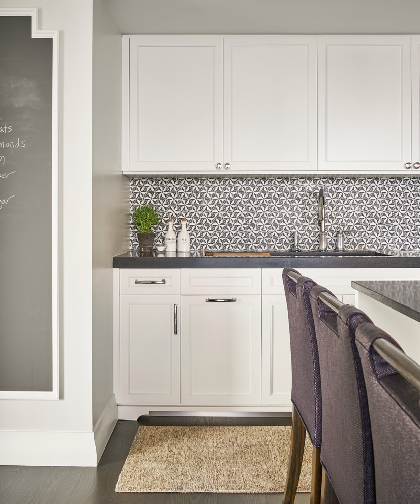 Imagen de cocina clásica renovada con encimera de esteatita, salpicadero con mosaicos de azulejos, electrodomésticos de acero inoxidable y una isla