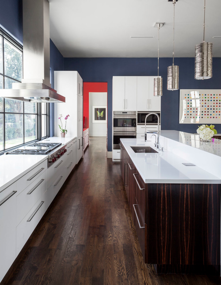 Moderne Wohnküche in L-Form mit flächenbündigen Schrankfronten, weißen Schränken, Küchengeräten aus Edelstahl, dunklem Holzboden und Kücheninsel in Dallas