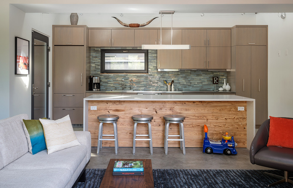 Offene, Zweizeilige Moderne Küche mit flächenbündigen Schrankfronten, hellbraunen Holzschränken, Elektrogeräten mit Frontblende, Betonboden und Kücheninsel in Seattle