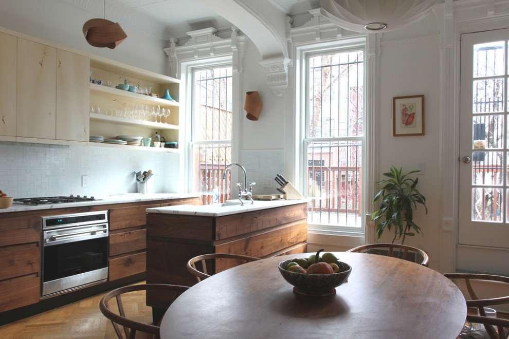 Immagine di una cucina design con ante lisce, ante in legno bruno, top in marmo, paraspruzzi bianco e paraspruzzi con piastrelle a mosaico