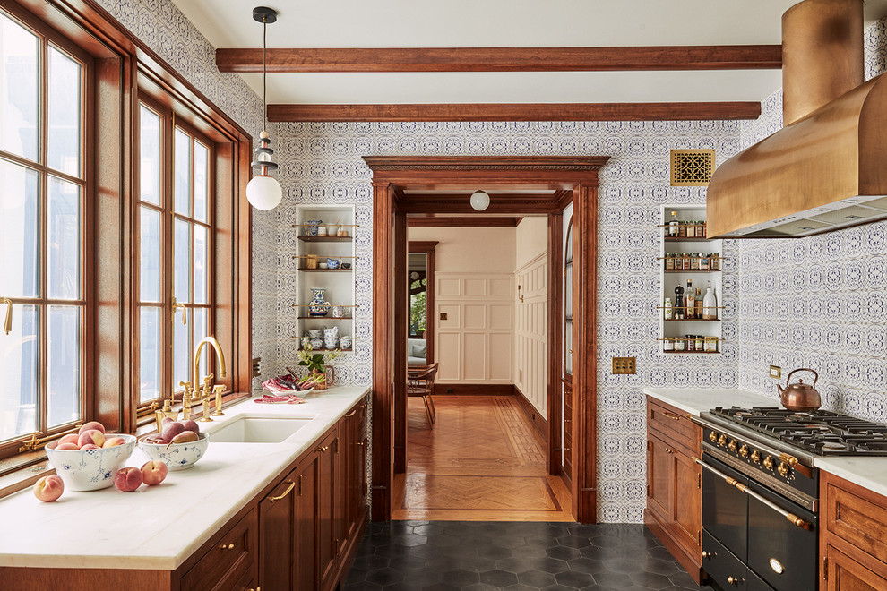 Idéer för ett mellanstort klassiskt vit kök, med skåp i mellenmörkt trä, blått stänkskydd och svart golv