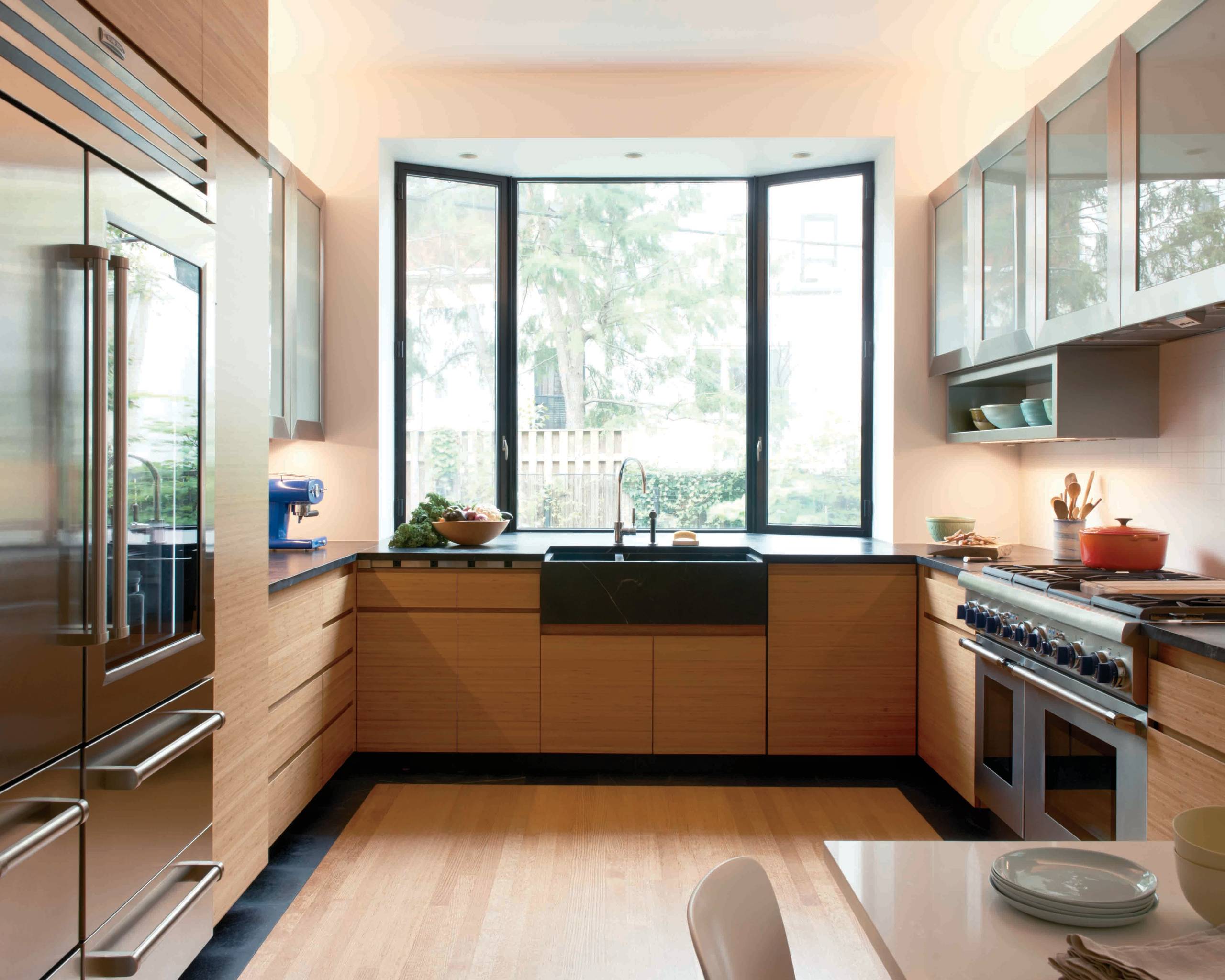 Кухня 3 3 дизайн с окном. Проект кухни с окном. Кухонный гарнитур с окном. Планировка кухни с большим окном. Кухня с панорамными окнами.