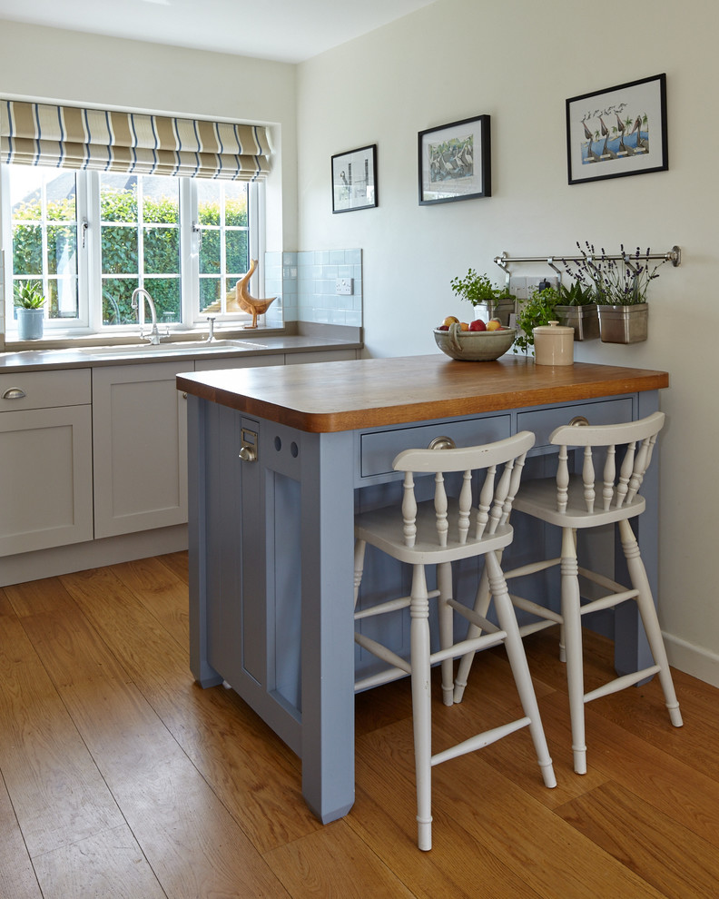 Inspiration for a cottage kitchen remodel in Wiltshire