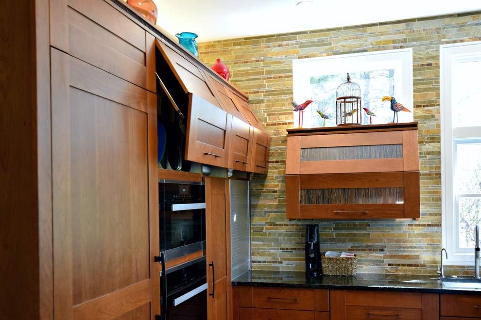 Foto på ett stort funkis kök, med en undermonterad diskho, flerfärgad stänkskydd, stänkskydd i stickkakel, rostfria vitvaror och en köksö