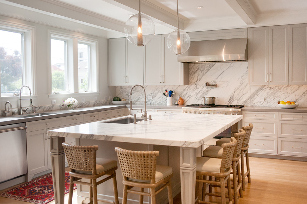 Klassische Küche in L-Form mit Unterbauwaschbecken, Schrankfronten im Shaker-Stil, grauen Schränken, Küchenrückwand in Weiß, Küchengeräten aus Edelstahl, braunem Holzboden, Kücheninsel und braunem Boden in San Francisco