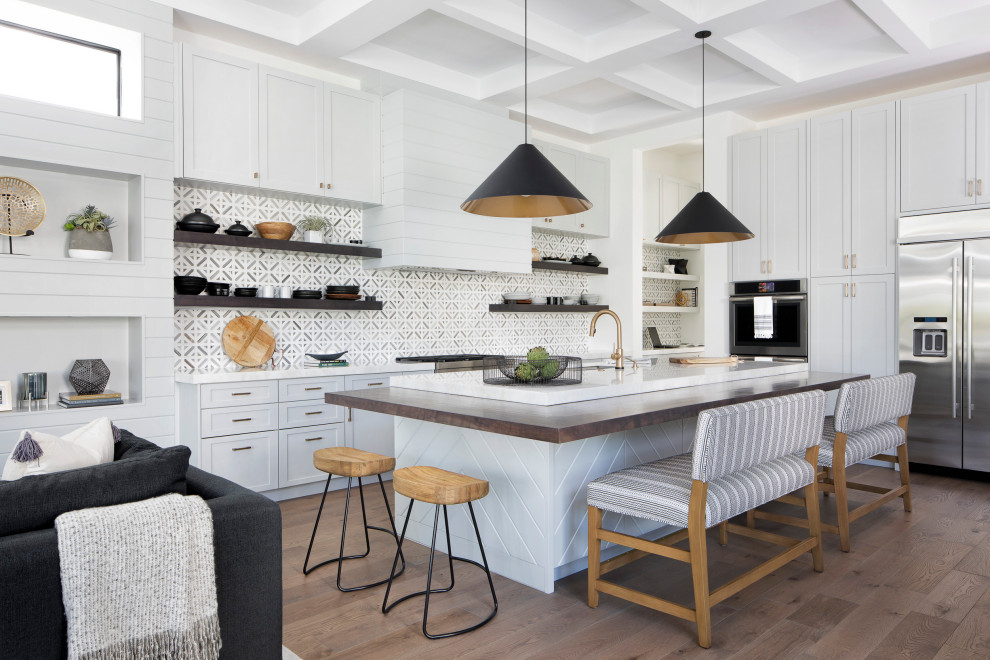 Klassische Küche in L-Form mit Unterbauwaschbecken, Schrankfronten im Shaker-Stil, grauen Schränken, Küchenrückwand in Grün, Küchengeräten aus Edelstahl, dunklem Holzboden, Kücheninsel, braunem Boden und weißer Arbeitsplatte in Miami