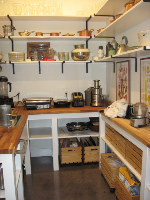 Foto de cocinas en U de estilo de casa de campo pequeño con despensa, fregadero de un seno, armarios abiertos, encimera de madera, electrodomésticos de acero inoxidable y suelo de cemento