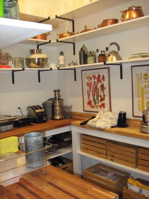 Exempel på ett litet lantligt kök, med en enkel diskho, öppna hyllor, träbänkskiva, rostfria vitvaror och betonggolv