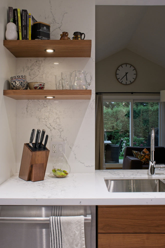 Стильный дизайн: кухня среднего размера в современном стиле - последний тренд