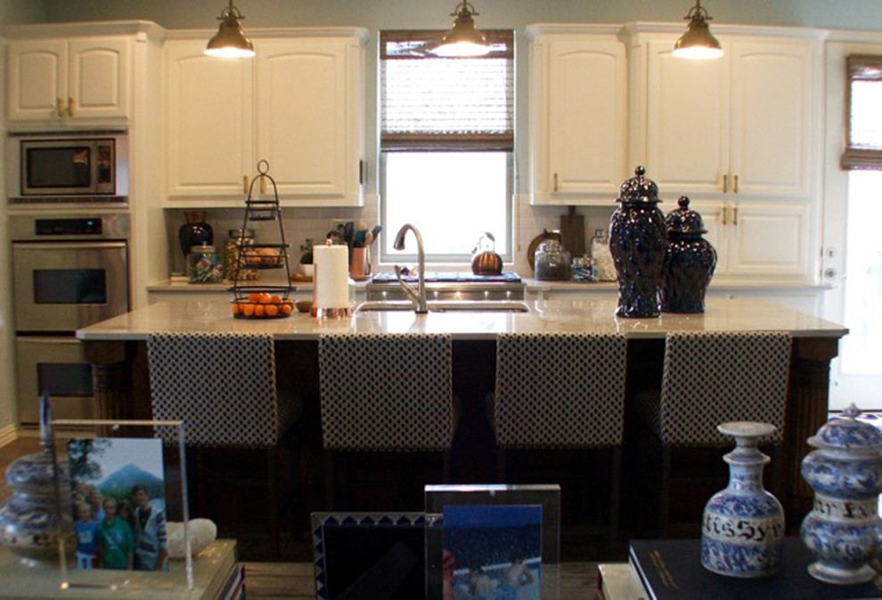ダラスにある高級な広いトランジショナルスタイルのおしゃれなキッチン (アンダーカウンターシンク、レイズドパネル扉のキャビネット、白いキャビネット、人工大理石カウンター、白いキッチンパネル、サブウェイタイルのキッチンパネル、シルバーの調理設備、セラミックタイルの床) の写真